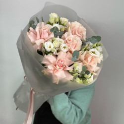 Букет из французских роз и эустомы